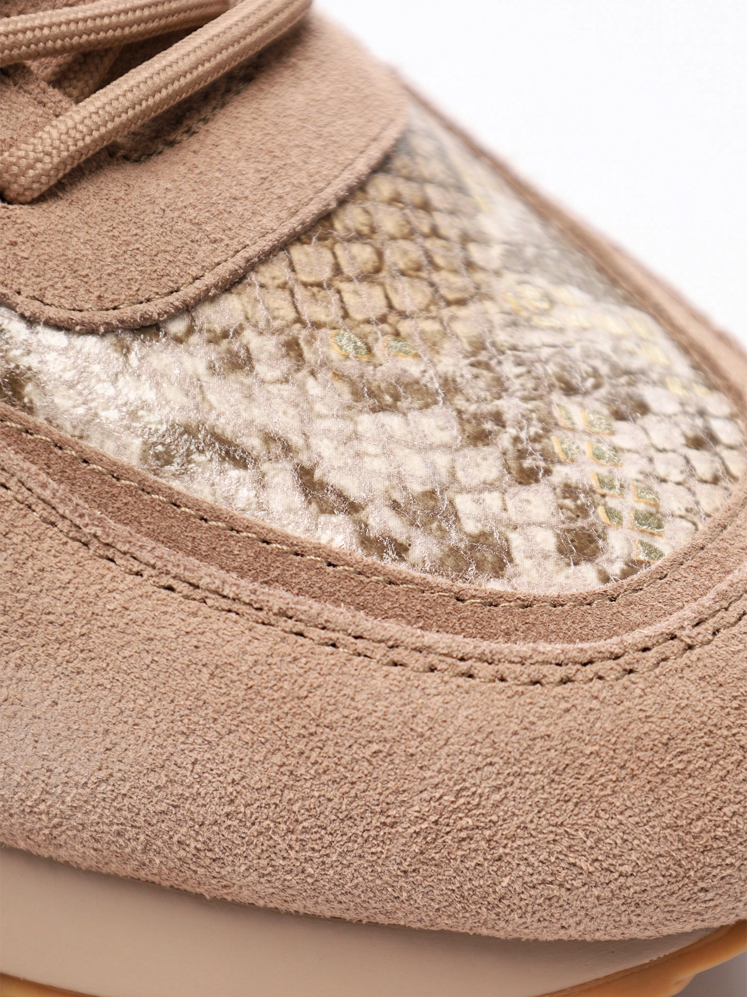 Кроссовки комбинированные темно-розового цвета с оторочкой на рельефной подошве